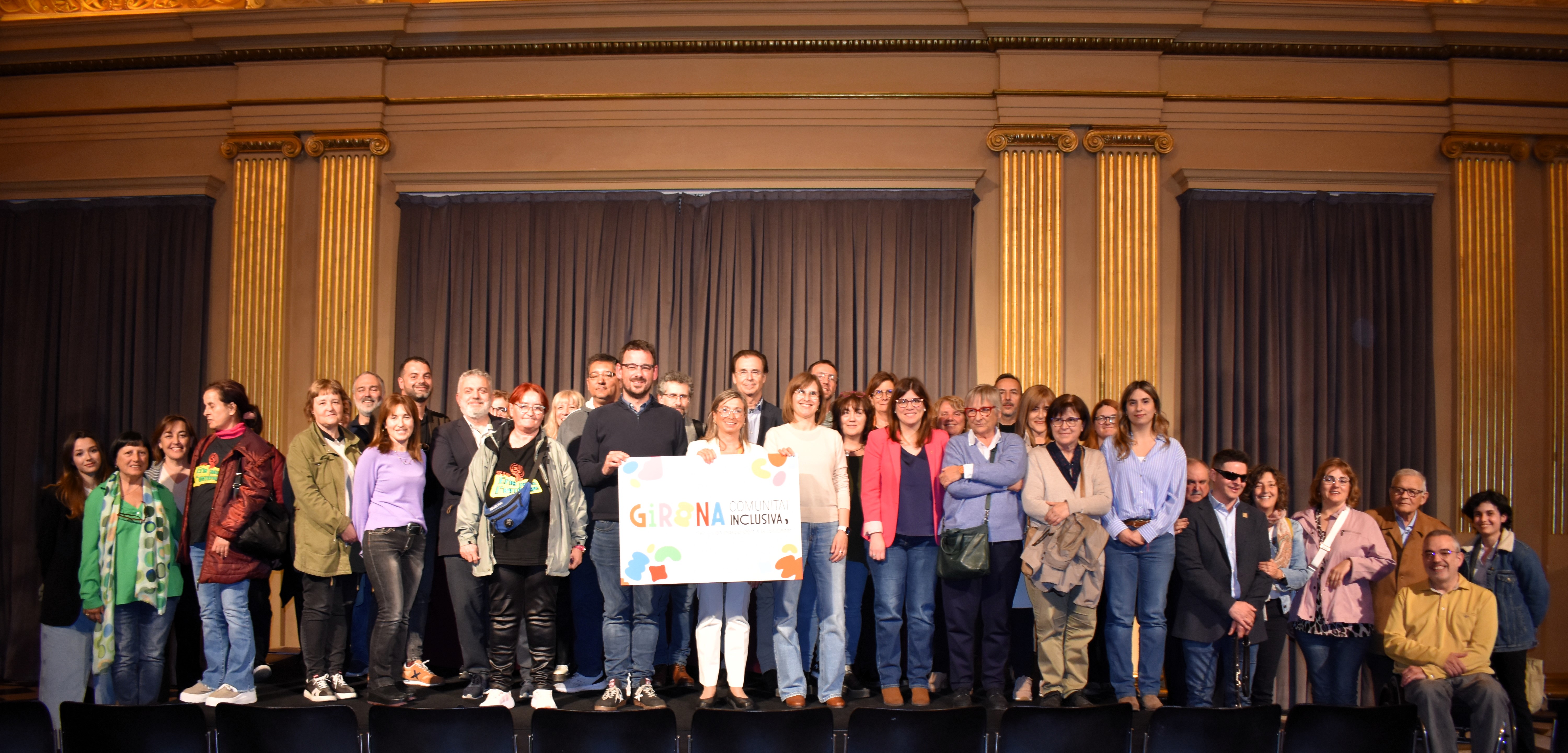 Representants de l'Espai Girona Comunitat Inclusiva, amb l'alcalde de Girona i regidors, mostrant la marca "Girona Ciutat inclusiva"