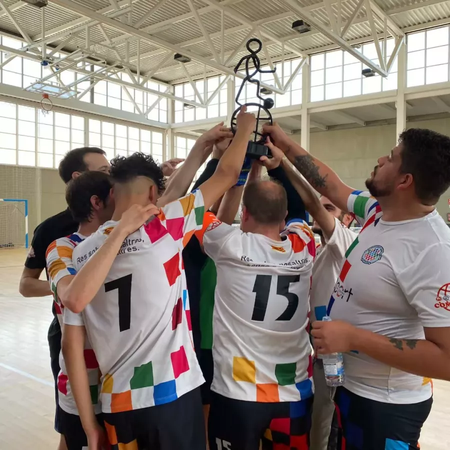 Un grup de jugadors aixecant junts un trofeu