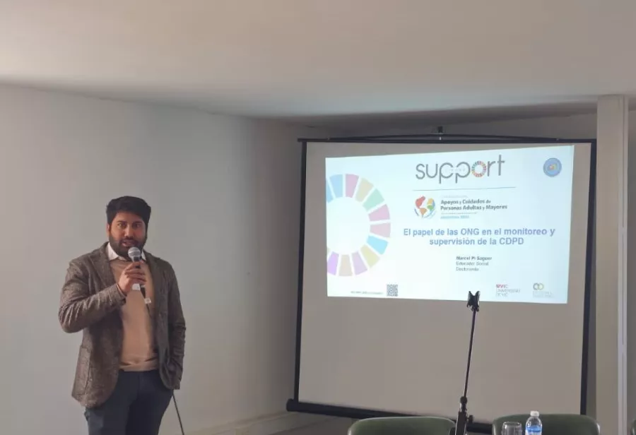 L’educador social, Marcel Pi, ha participat amb el tema “El paper de les ONG en el monitoratge i supervisió de la CDPD: Els microindicadors com a eina de transformació”. 