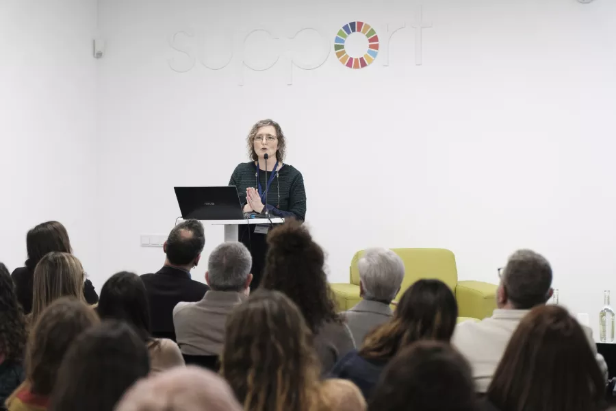 Presentació de la jornada per part de la presidenta de l'ERESS de Support-Girona, Montserrat Haro.