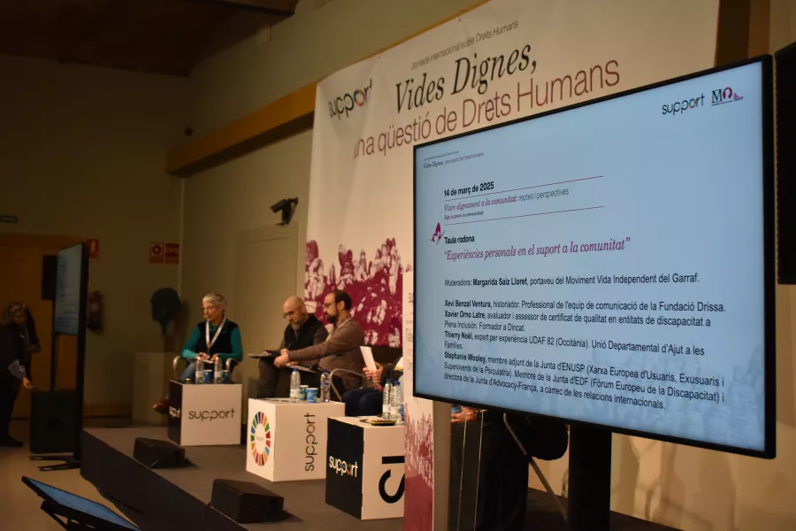  Taula rodona: Experiències personals en el suport a la comunitat, moderada per Margarida Saiz, portaveu del Moviment Vida Independent del Garraf.