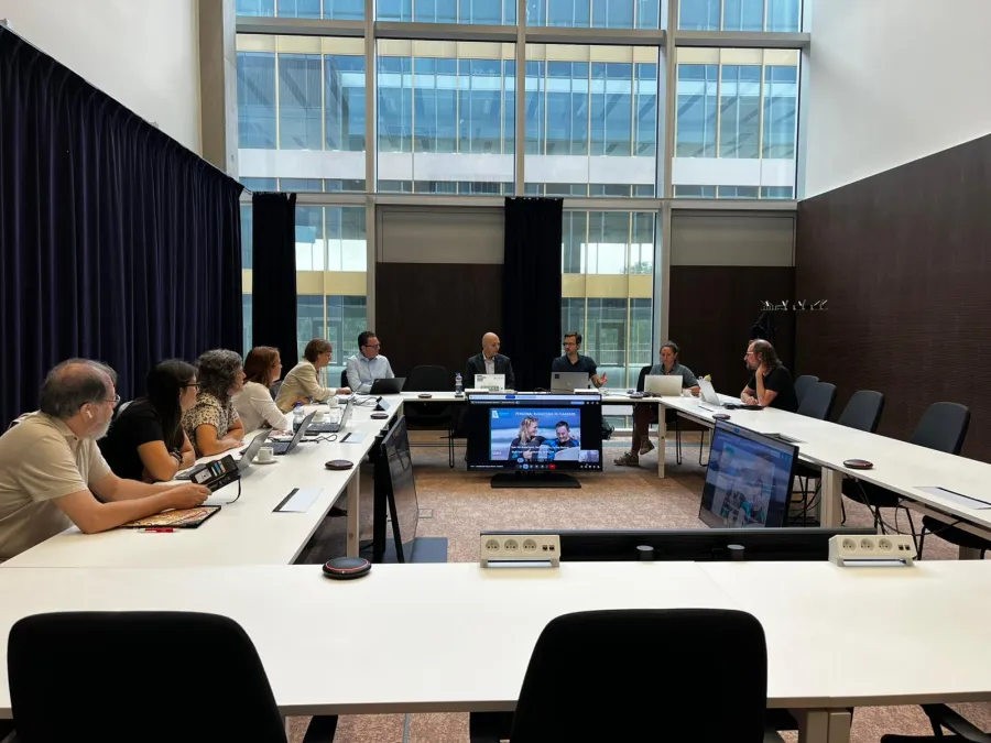 Reunió de persones en una taula 