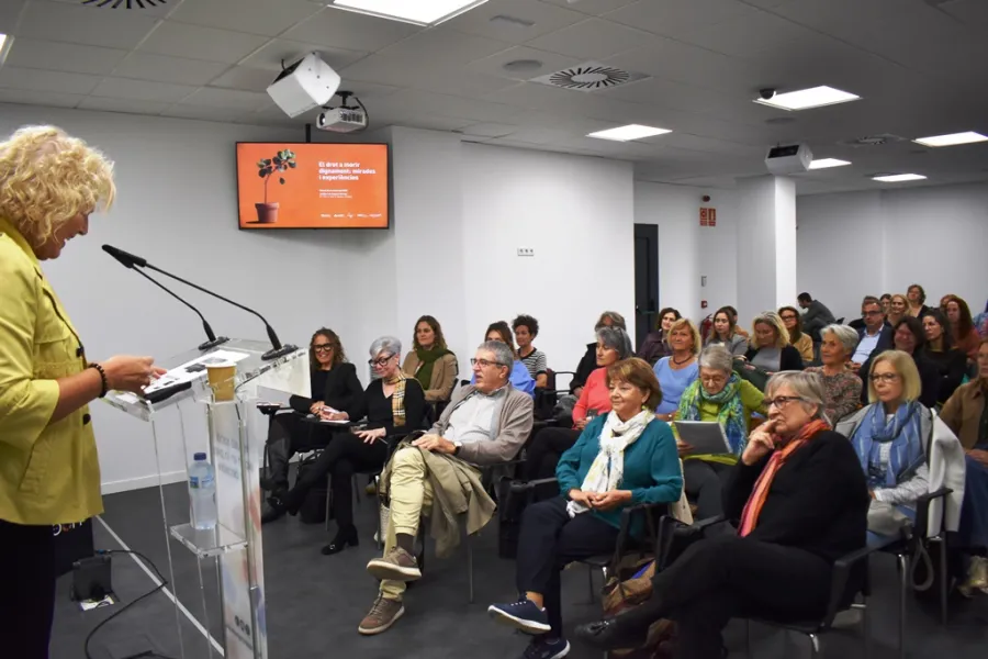 Moment de la conferència inaugural “Eutanàsia i dret a morir dignament: de la norma a l’acompanyament”,  impartida per Núria Terribas.