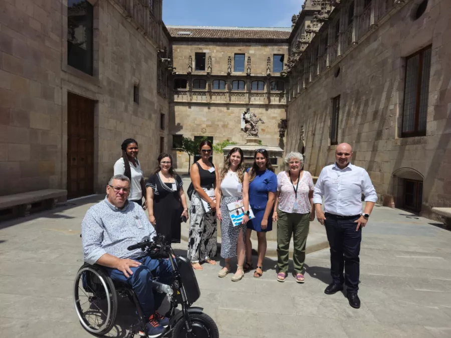 Fotografia de la comitiva de l'agència pública maltesa amb la directora del Pla Nacional per la Salut Mental, el director de Support-Girona i equip