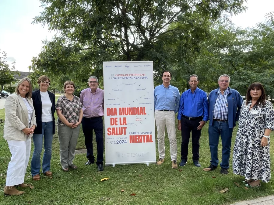 Els representants de l'IAS, de Família i Salut Mental, Support-Girona i Fundació Drissa presenten la imatge de campanya als jardins del Parc Hospitalari Martí i Julià de Salt	