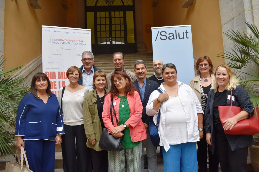 Fotografia dels diferents representants del col·lectiu de persones amb un problema de salut mental, serveis territorials i entitats, a la seu de la Generalitat a Girona.