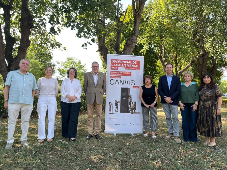 Persones amb la imatge de campanya en format de roll up