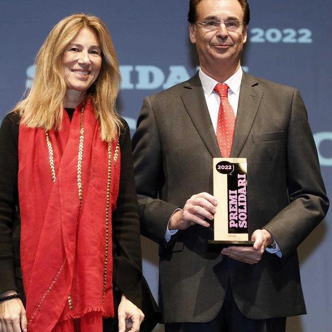Pere Cornellà amb el premi a la ma, acompanyat d'una altres persona
