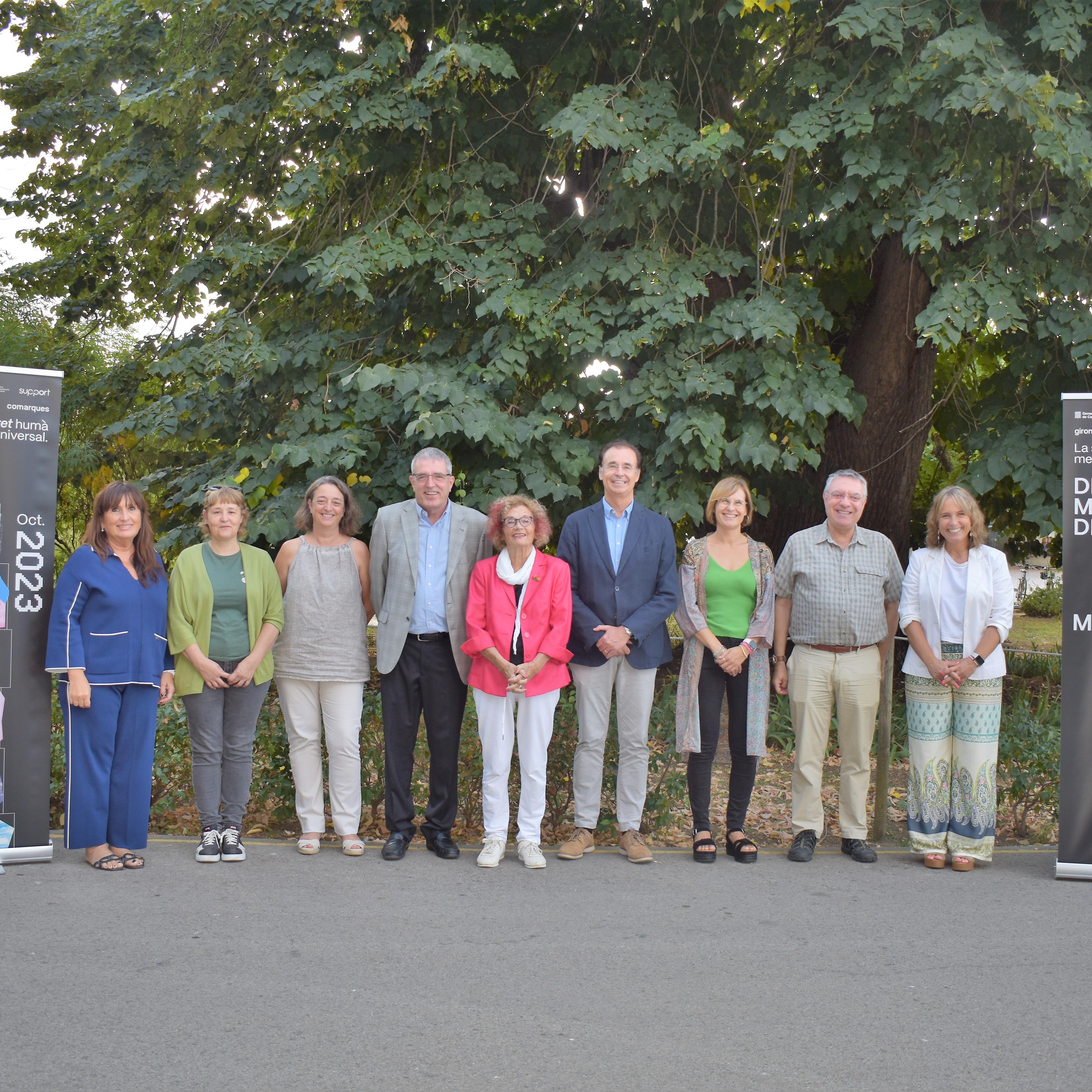 Els representants de l'IAS, de Família i Salut Mental, Support-Girona i Fundació Drissa presenten la imatge de campanya als jardins del Parc Hospitalari Martí i Julià de Salt.
