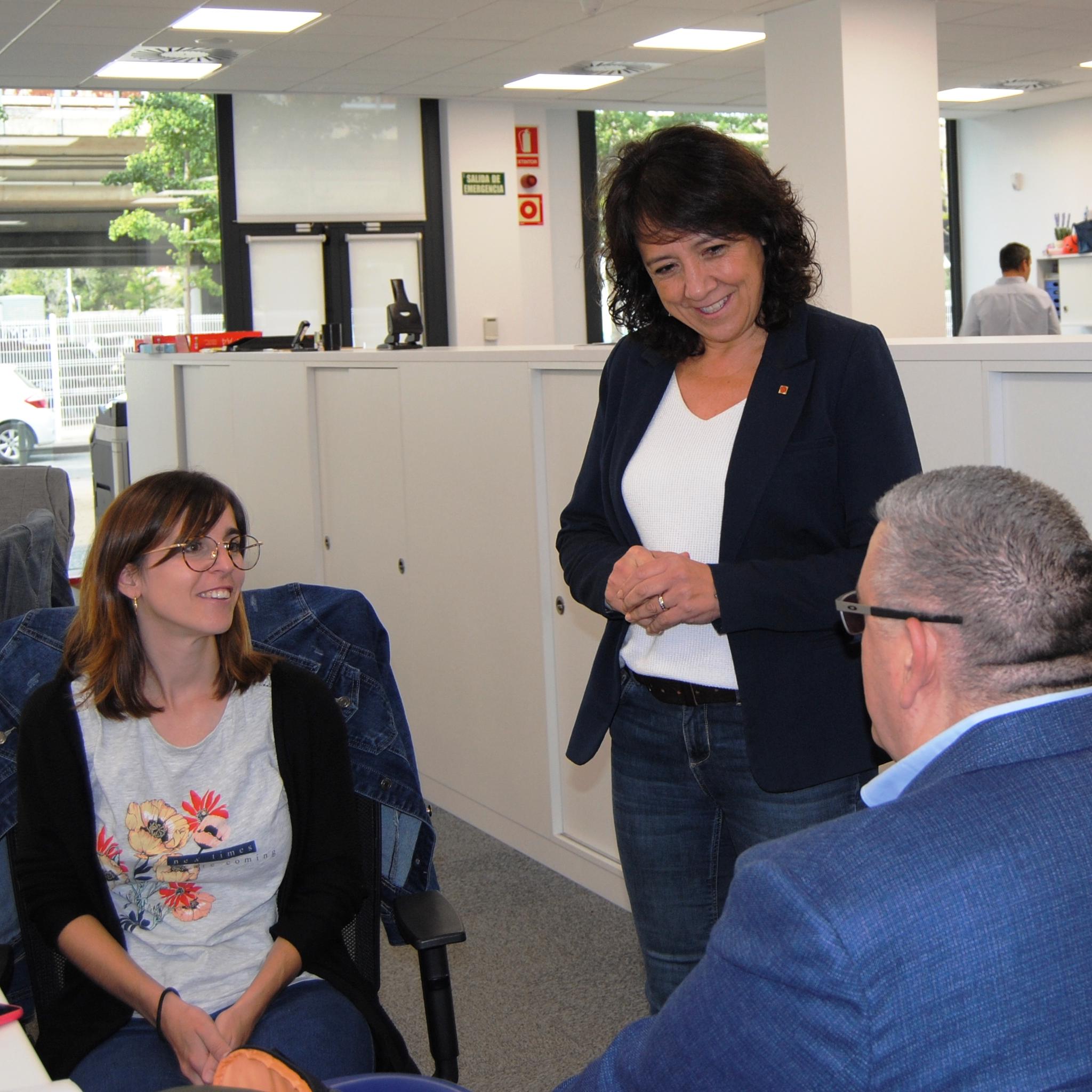 Una professional conversant amb la presidenta del Parlament i el director de Support-Girona