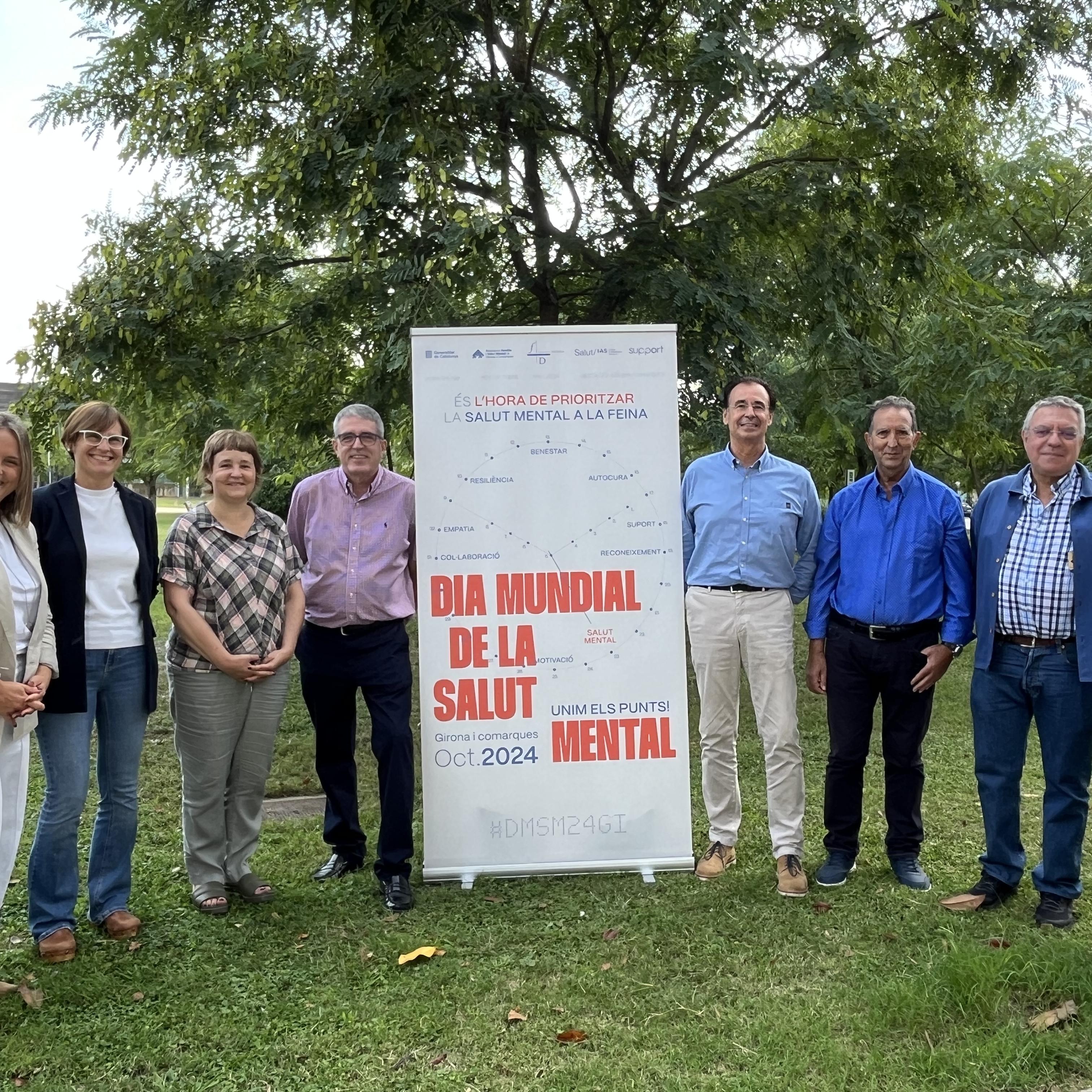 Els representants de l'IAS, de Família i Salut Mental, Support-Girona i Fundació Drissa presenten la imatge de campanya als jardins del Parc Hospitalari Martí i Julià de Salt	