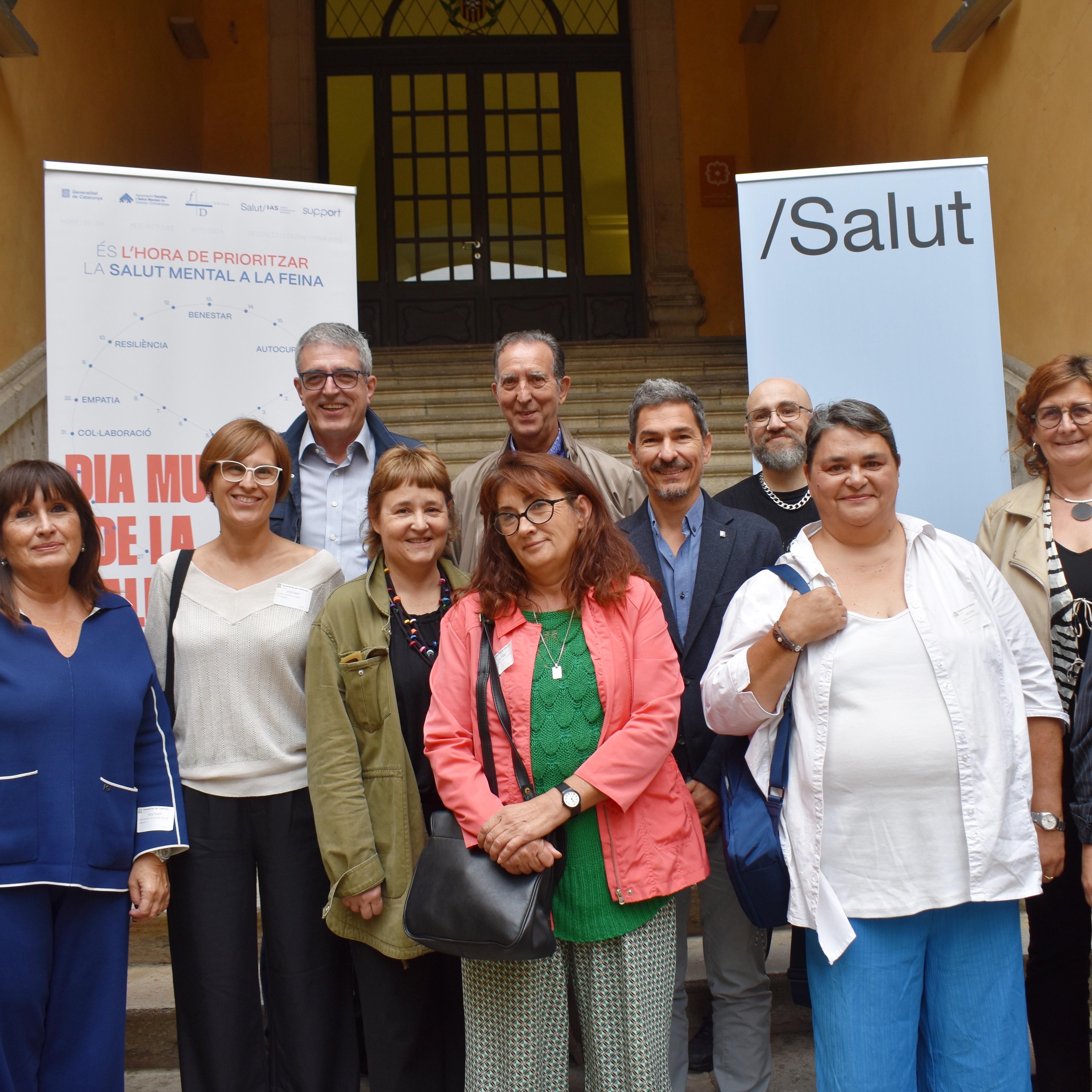 Fotografia dels diferents representants del col·lectiu de persones amb un problema de salut mental, serveis territorials i entitats, a la seu de la Generalitat a Girona.