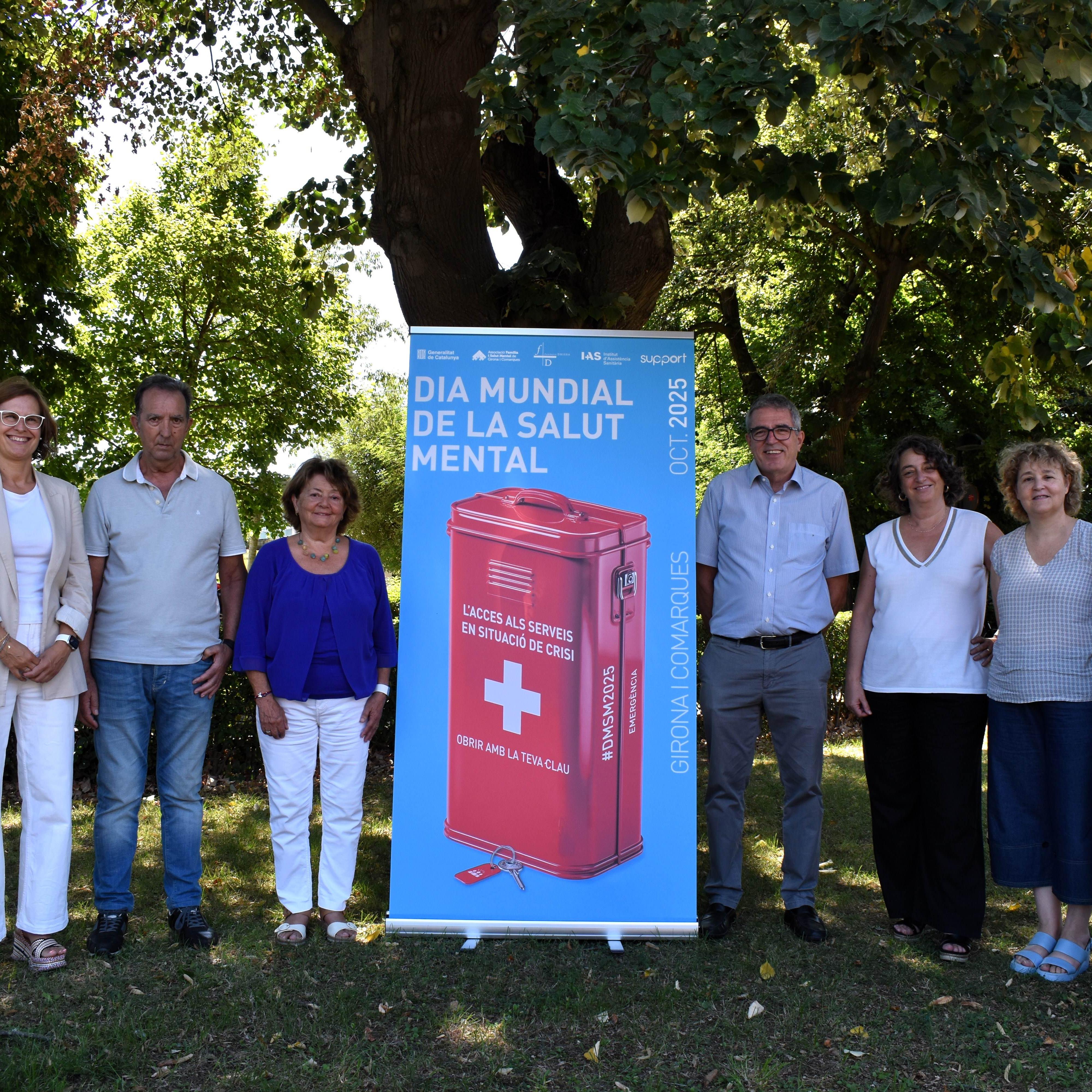 Els representants de l'IAS, de Família i Salut Mental, Support-Girona i Fundació Drissa presenten la imatge de campanya als jardins del Parc Hospitalari Martí i Julià de Salt	