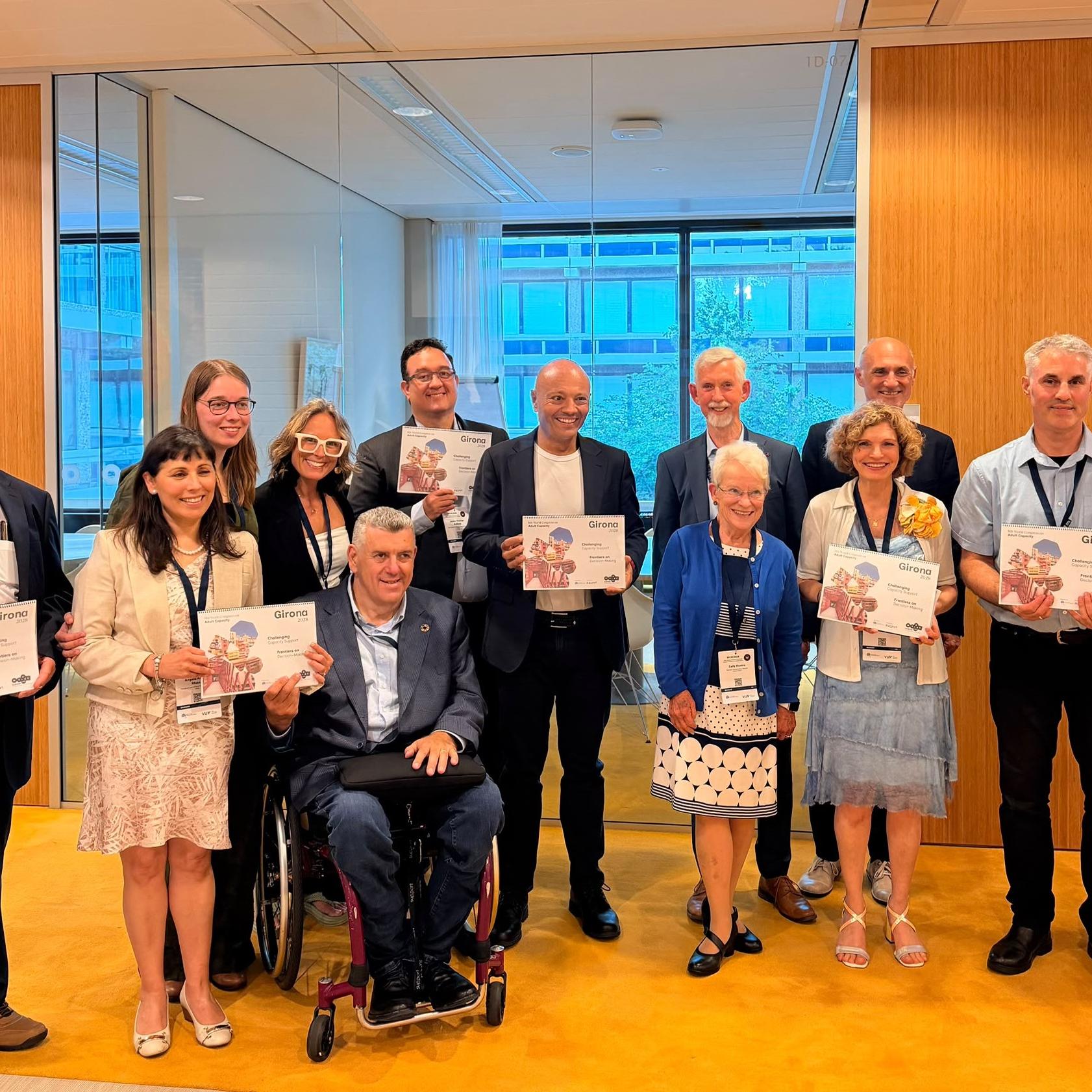 Membres del Comitè assessor internacional i representants de Support-Girona mostren la candidatura 