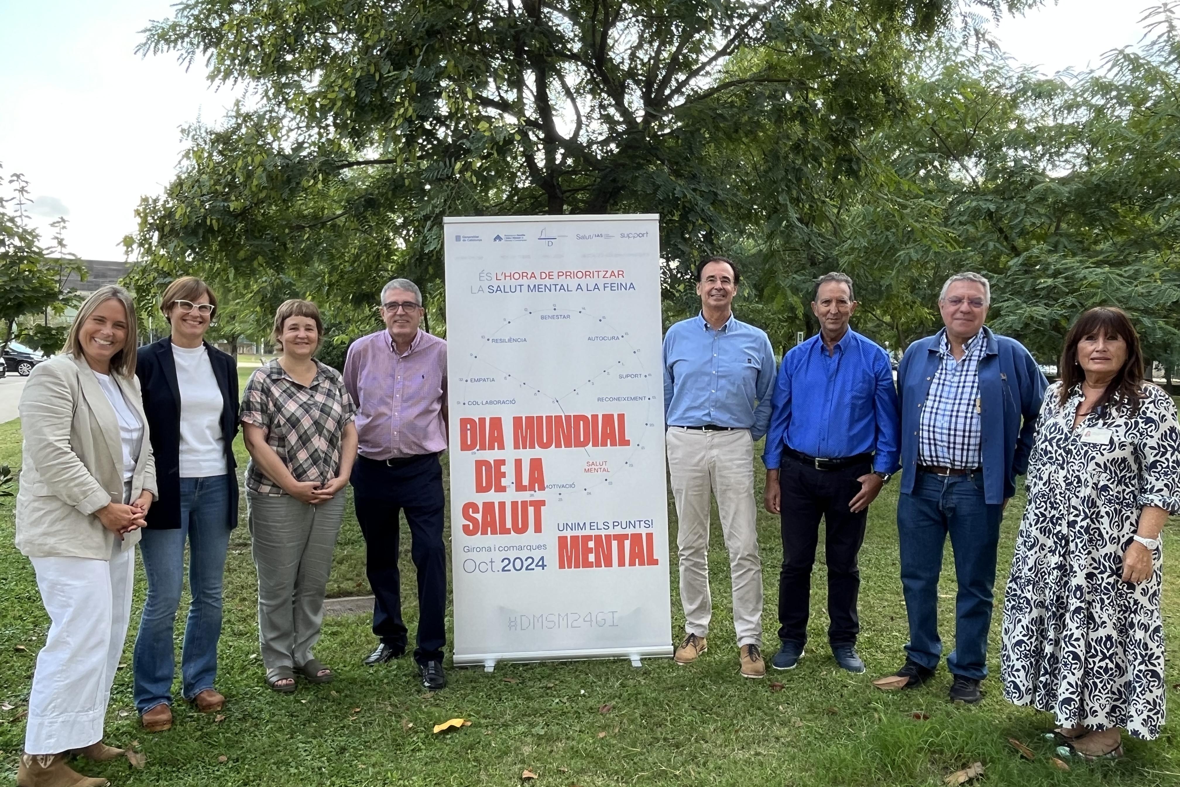 Els representants de l'IAS, de Família i Salut Mental, Support-Girona i Fundació Drissa presenten la imatge de campanya als jardins del Parc Hospitalari Martí i Julià de Salt	