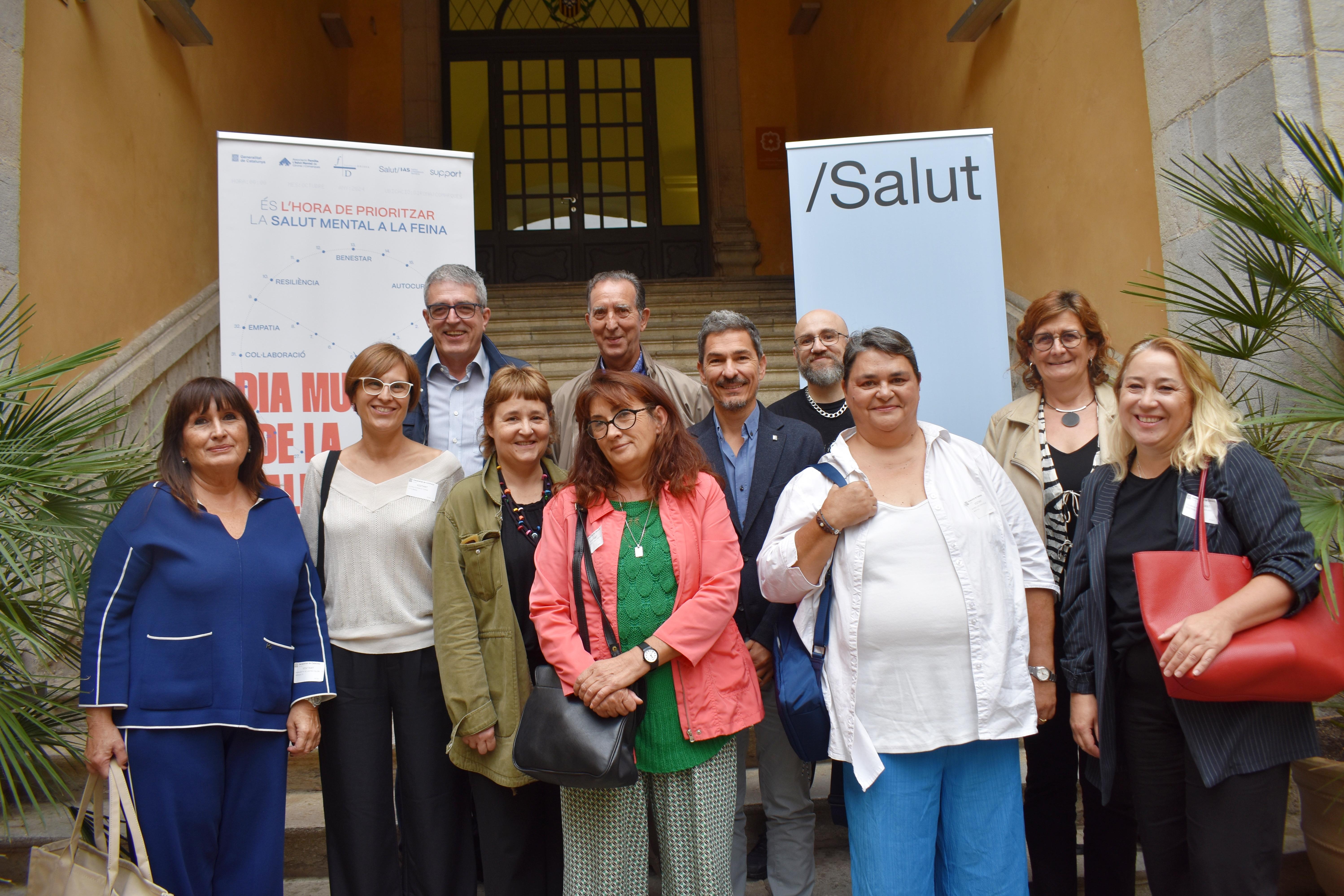 Fotografia dels diferents representants del col·lectiu de persones amb un problema de salut mental, serveis territorials i entitats, a la seu de la Generalitat a Girona.