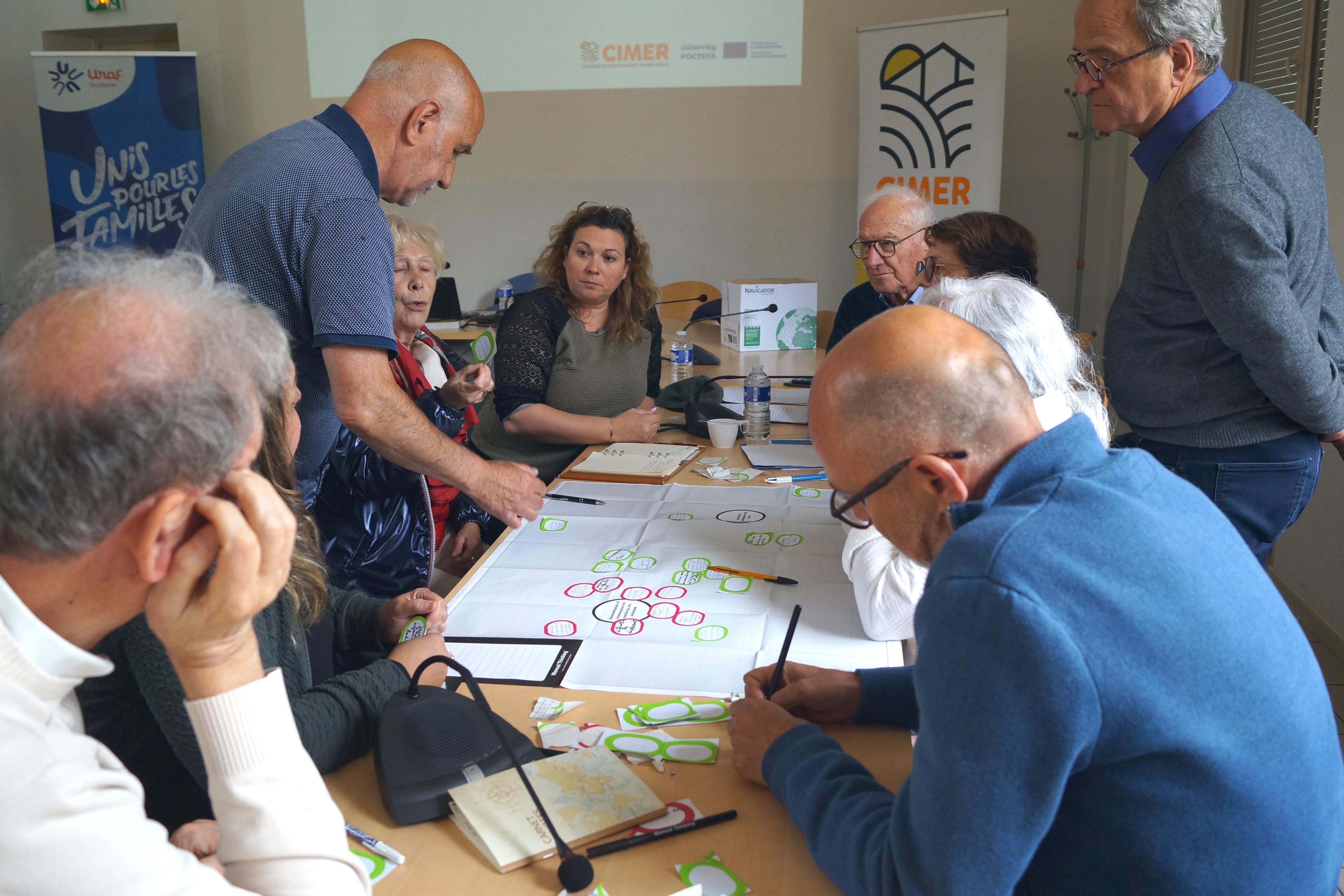 Persones treballant en una taula durant un living lab del projecte CIMER