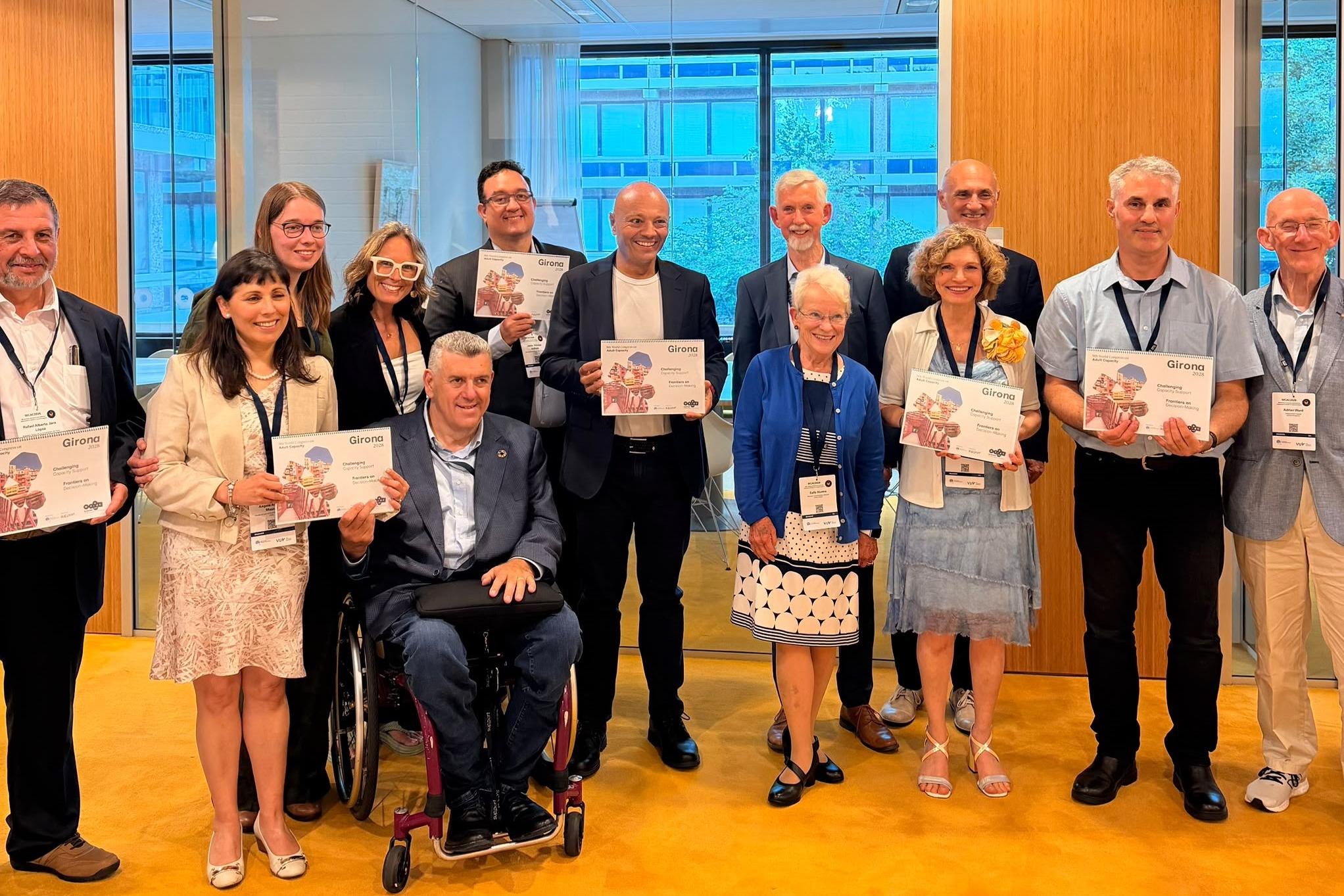 Membres del Comitè assessor internacional i representants de Support-Girona mostren la candidatura 